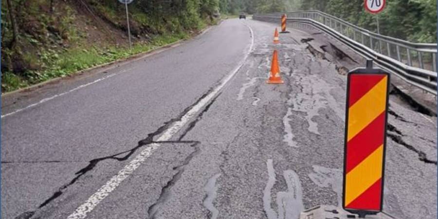 Terasament surpat pe DN 18. Circulația, afectată în zona montană