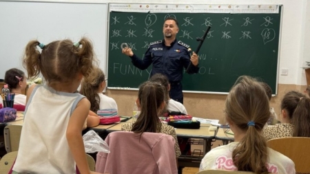 Polițiști la întâlniri cu copiii în campania ”Dorințe îndeplinite la vârste potrivite”