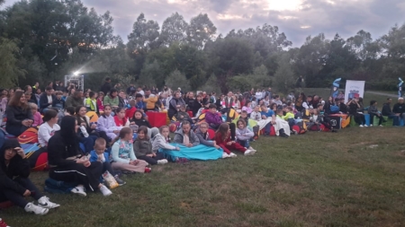 Magia filmului sub cerul liber: Lume multă la Târgu Lăpuș, la proiecția „Bambi: O poveste din pădure”