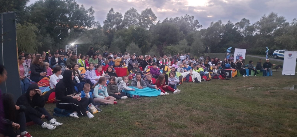 Magia filmului sub cerul liber: Lume multă la Târgu Lăpuș, la proiecția „Bambi: O poveste din pădure”