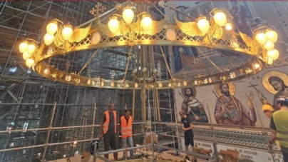 La Catedrala Națională a început montarea candelabrelor