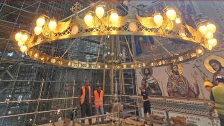 La Catedrala Națională a început montarea candelabrelor
