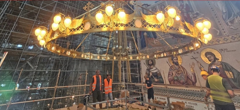 La Catedrala Națională a început montarea candelabrelor