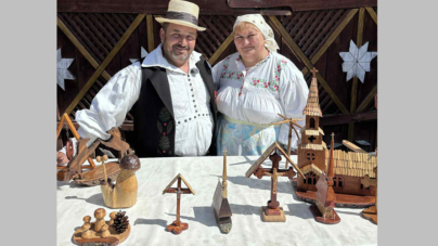 Când nu predă, creează artă: Marin Uivaroși, dascălul din comuna Băița de sub Codru care dă viață lemnului