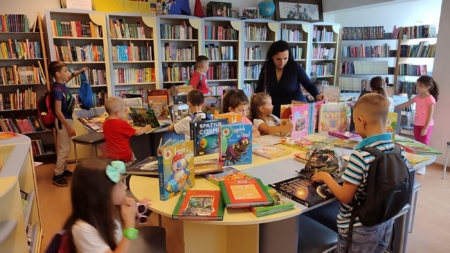 „Exploratorii verii” în vizită la bibliotecă