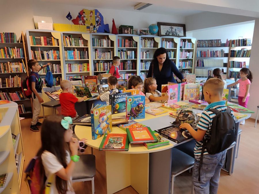 „Exploratorii verii” în vizită la bibliotecă