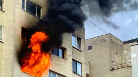 Incendiu într-un bloc din Baia Mare. Două persoane au ajuns la spital