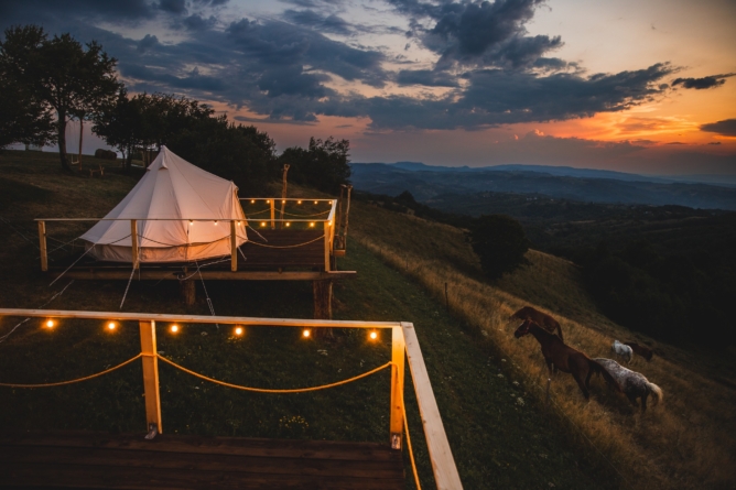Baie de sunet și terapie asistată de cai, la Preluca Nouă