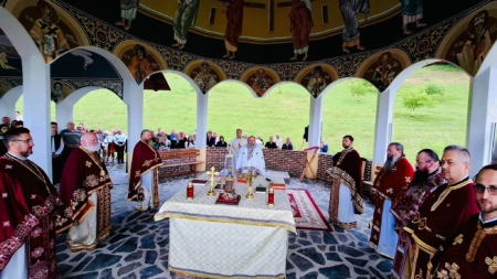 Preacuviosul Părinte Arhimandrit Dr. Casian Filip a oficiat Sfânta Liturghie la Mănăstirea Petrova