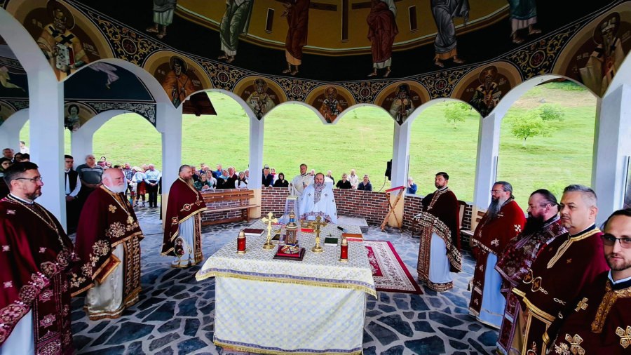 Preacuviosul Părinte Arhimandrit Dr. Casian Filip a oficiat Sfânta Liturghie la Mănăstirea Petrova