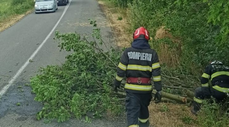 Intervenții ale ISU în urma stricăciunilor provocate de vremea rea