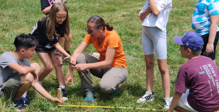 Copii la lecții de arheologie