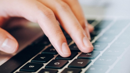 Au vrut să vândă produse online și au rămas fără bani pe card