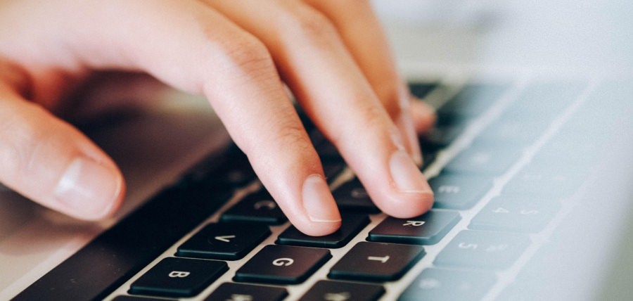 Au vrut să vândă produse online și au rămas fără bani pe card