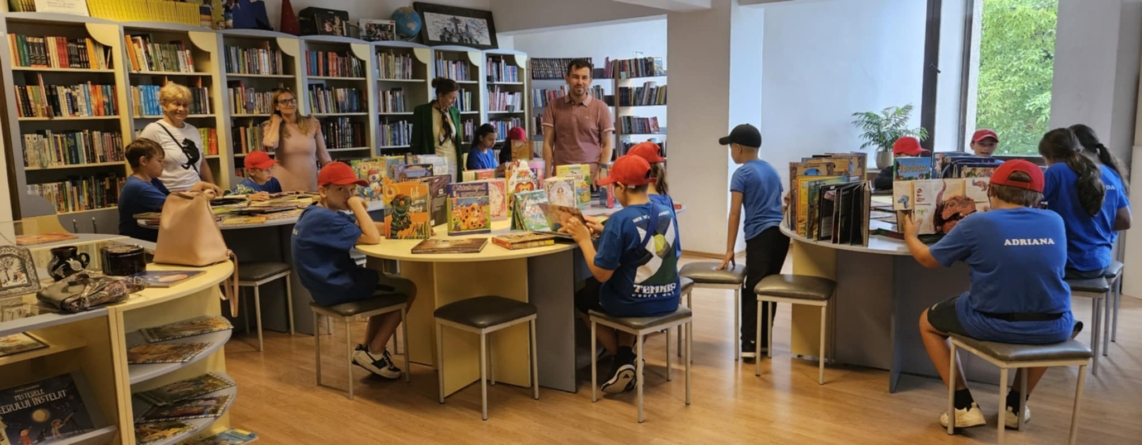 Elevii din tabăra de creație “Mintea din vacanță”, în vizită la bibliotecă