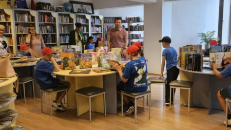 Elevii din tabăra de creație “Mintea din vacanță”, în vizită la bibliotecă