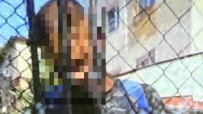Bărbat prins de jandarmi după ce s-a atins în zonele intime în fața unor copii care se jucau în curtea școlii