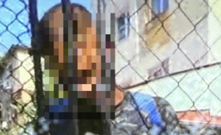 Bărbat prins de jandarmi după ce s-a atins în zonele intime în fața unor copii care se jucau în curtea școlii