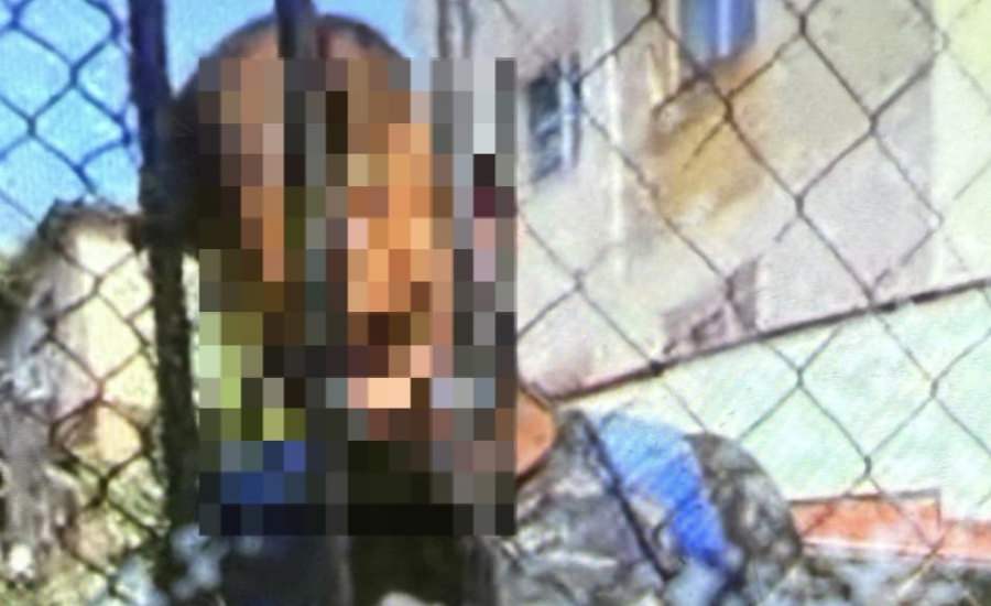 Bărbat prins de jandarmi după ce s-a atins în zonele intime în fața unor copii care se jucau în curtea școlii
