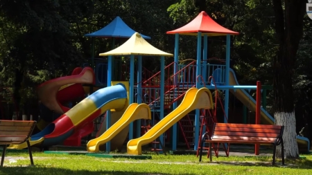 Demersuri pentru igienizarea, curățarea și reparațiile din Parcul Central din Vișeu de Sus