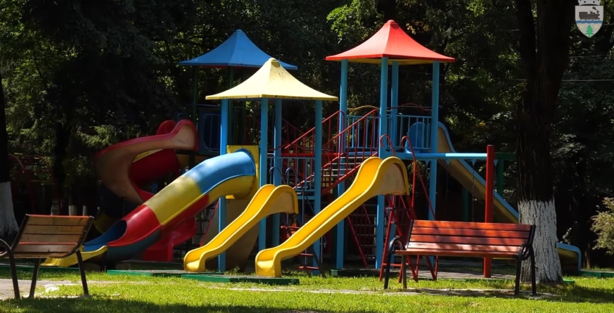 Demersuri pentru igienizarea, curățarea și reparațiile din Parcul Central din Vișeu de Sus