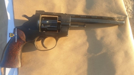 Un șofer băut, care avea în mașină o armă și muniție, a fost încătușat după o urmărire în trafic