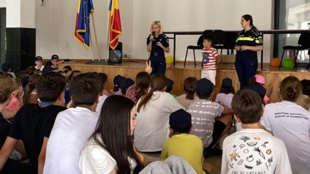 Polițiști în mijlocul copiilor, în tabere