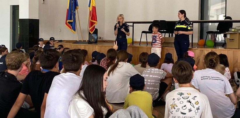 Polițiști în mijlocul copiilor, în tabere