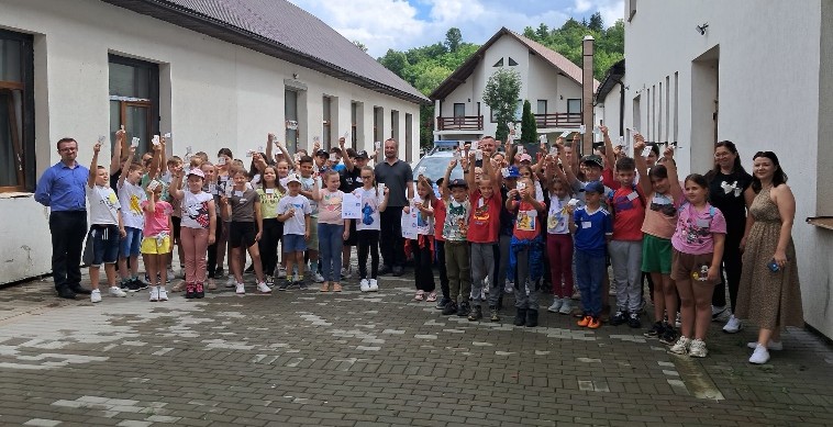 Lecții de siguranță rutieră pentru copii, alături de polițiștii din Ocna Șugatag