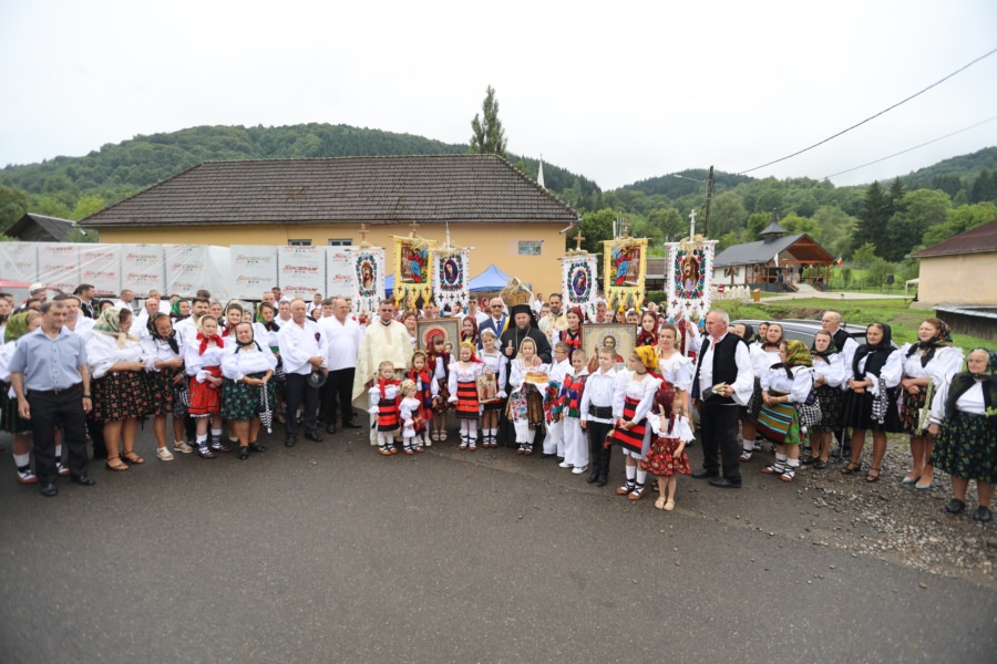PS. Părinte Timotei Sătmăreanul s-a aflat în mijlocul credincioșilor din Parohia Ortodoxă “Sfinții Arhangheli Mihail și Gavril”, în Valea Stejarului