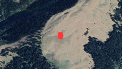 Acțiune de salvare în Munții Maramureșului după ce o mașină s-a rostogolit într-o râpă