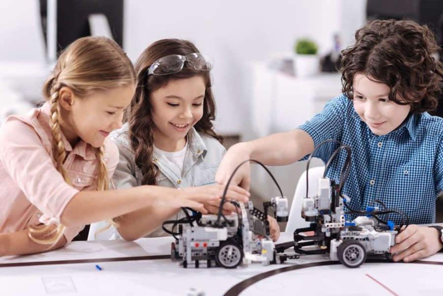 Copiii s-au transformat în mici ingineri, la Academia de Robotică Baia Mare