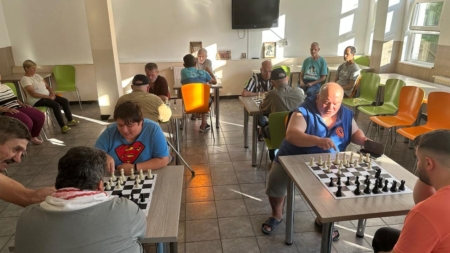 Partidă de șah între personalul de specialitate și beneficiarii Azilului de Noapte din Baia Mare