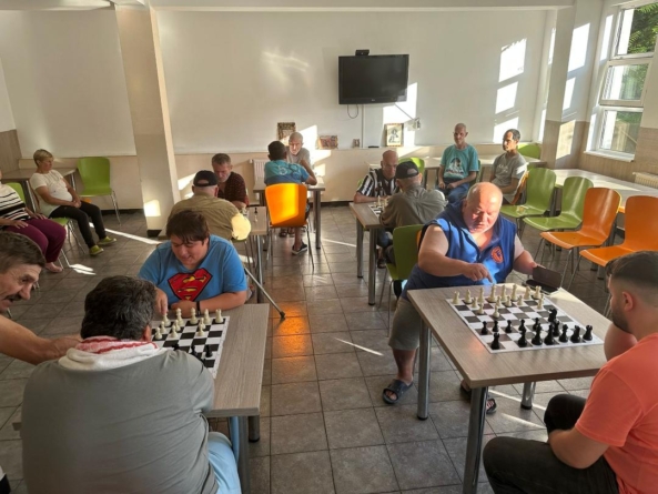 Partidă de șah între personalul de specialitate și beneficiarii Azilului de Noapte din Baia Mare