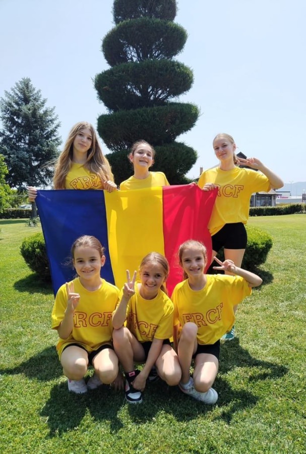 Sportiva de performanță Simina Foltoș, alături de colegele sale de la C.S. Red&Black Dance, fac parte din lotul național de fitness