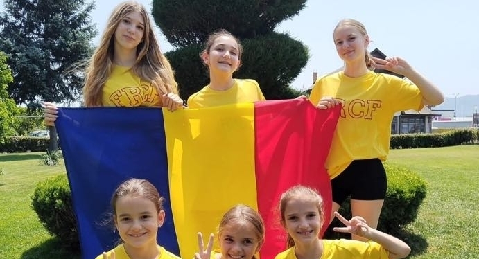 Sportiva de performanță Simina Foltoș, alături de colegele sale de la C.S. Red&Black Dance, fac parte din lotul național de fitness