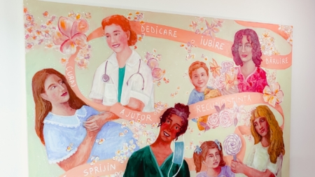 O pictură pe pânză de mari dimensiuni, semnată de Carina Gheție și Doris Coman, a fost amplasată în Secția de Maternitate a Spitalului Județean de Urgență “Dr. Constantin Opriș” Baia Mare