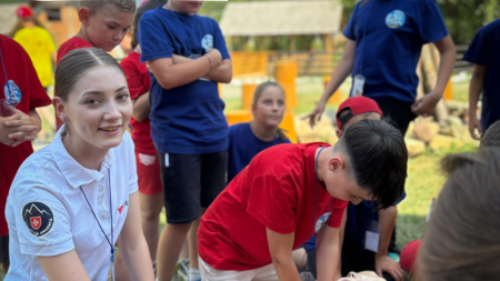 Voluntarii de la Centrul Local Maltez pentru Prim Răspuns în Comunitate din Târgu Lăpuș, prezenți în cadrul Taberei Creștine „Curaj și Bucurie”