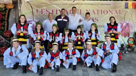 Ansamblul folcloric „Berbeștenii”, premiat la Festivalul Concurs „Laleaua Pestriță de Grindeni”