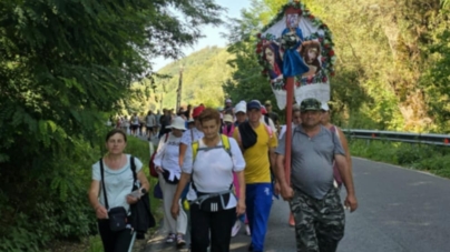 Aproximativ 80 de credincioși din comuna Lăpuș au pornit și anul acesta pe jos spre Mănăstirea Nicula