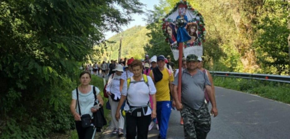 Aproximativ 80 de credincioși din comuna Lăpuș au pornit și anul acesta pe jos spre Mănăstirea Nicula