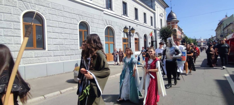 Festivalul Medieval „Eternul Maramureș” a debutat la Sighetu Marmației cu o paradă spectaculoasă