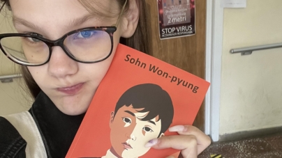 „Legături literare”: Eleva Daria Maria Șiman înființează un club de carte la Biblioteca „Laurențiu Ulici” din Sighetu Marmației