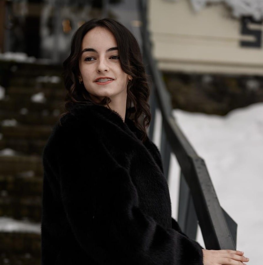 Tânăra Alexandra Daria Teglaș vă invită la vernisajul microexpoziției „Ritmuri interioare”