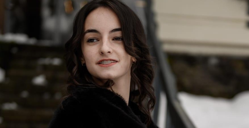 Tânăra Alexandra Daria Teglaș vă invită la vernisajul microexpoziției „Ritmuri interioare”