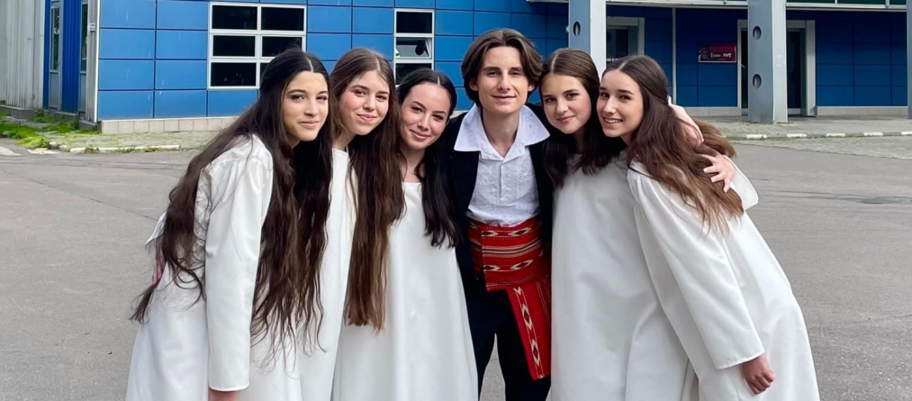 Daniel Breban, alături de colegele din grupul vocal “Buciumul”, pe scena Festivalului Național al Cântecului și Dansului Popular „Mamaia”