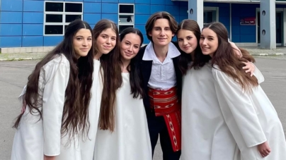 Daniel Breban, alături de colegele din grupul vocal “Buciumul”, pe scena Festivalului Național al Cântecului și Dansului Popular „Mamaia”