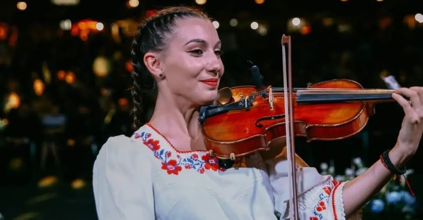 Vioara, vocea sufletului: De vorbă cu Raluca Gherasin-Pintzoi, violonista Ansamblului Folcloric Național „Transilvania”
