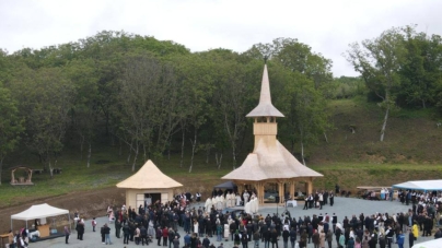 Rugăciune și prăznuire la Schitul „Buna Vestire” din Șomcuta Mare de Adormirea Maicii Domnului