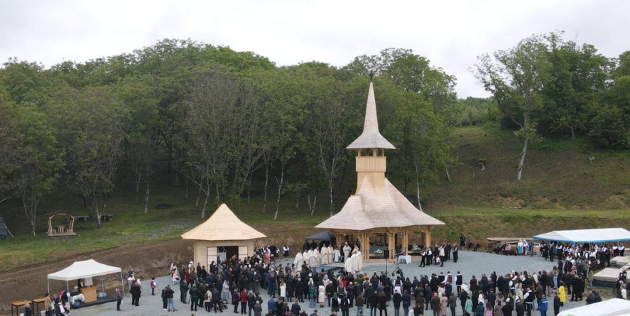 Rugăciune și prăznuire la Schitul „Buna Vestire” din Șomcuta Mare de Adormirea Maicii Domnului